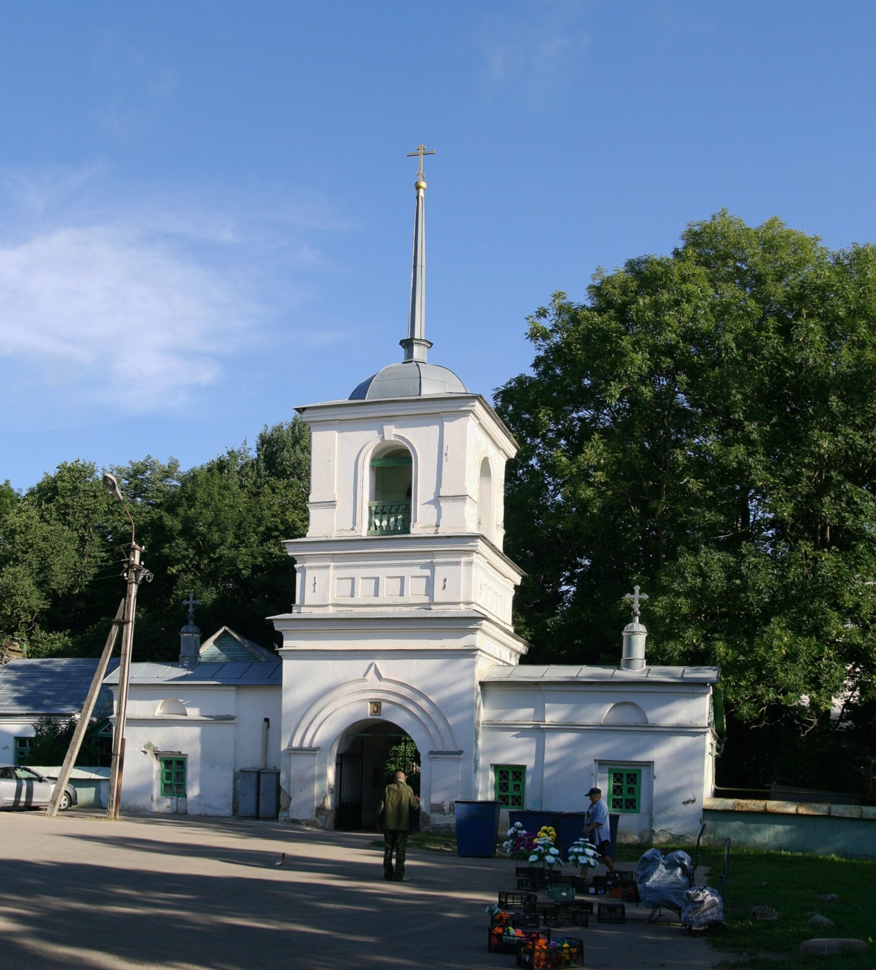 Надвратная колокольня церкви Жён-мироносиц во Пскове