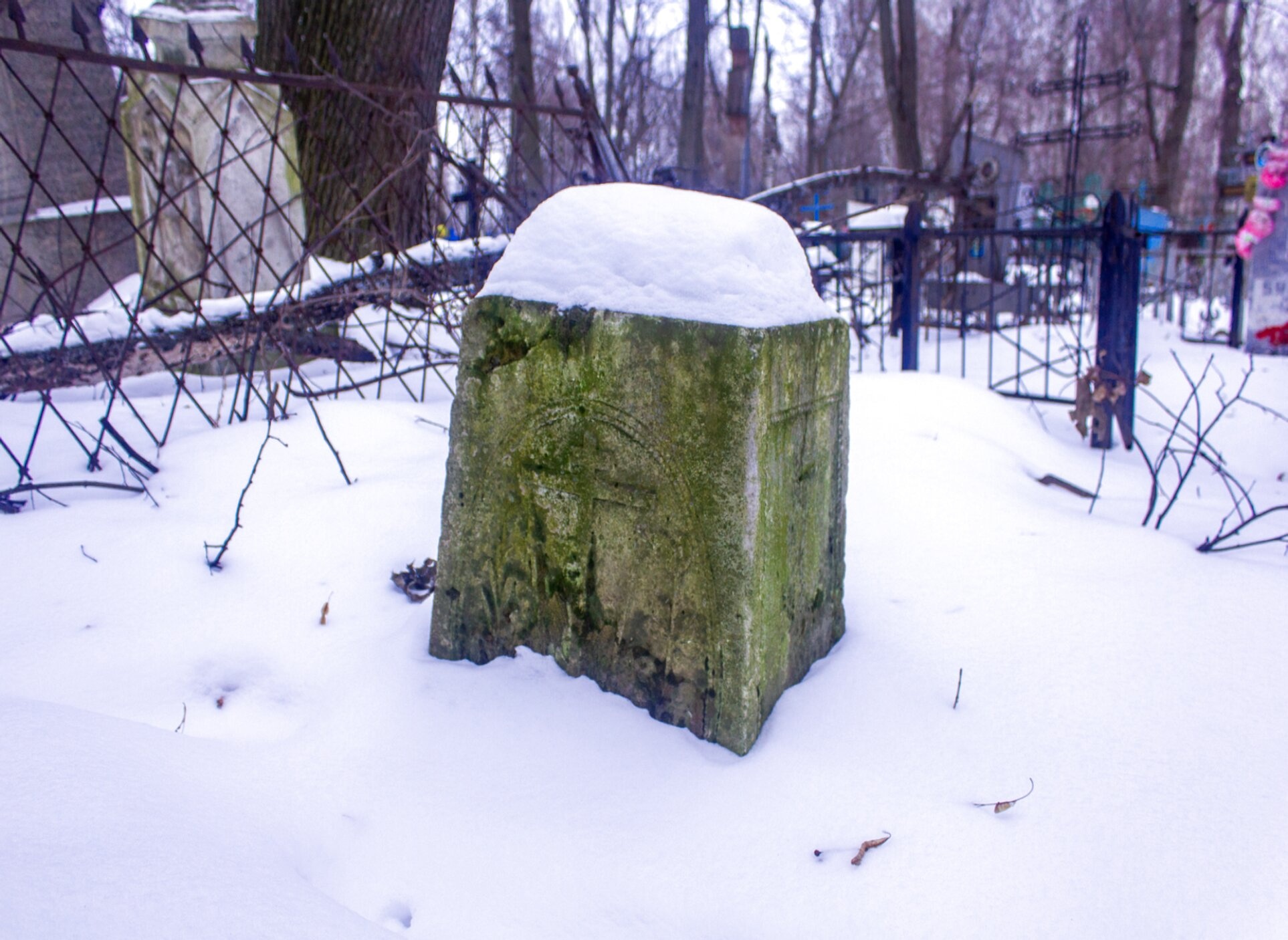 Старое кладбище Спасо-Преображенской церкви в Сухаренках