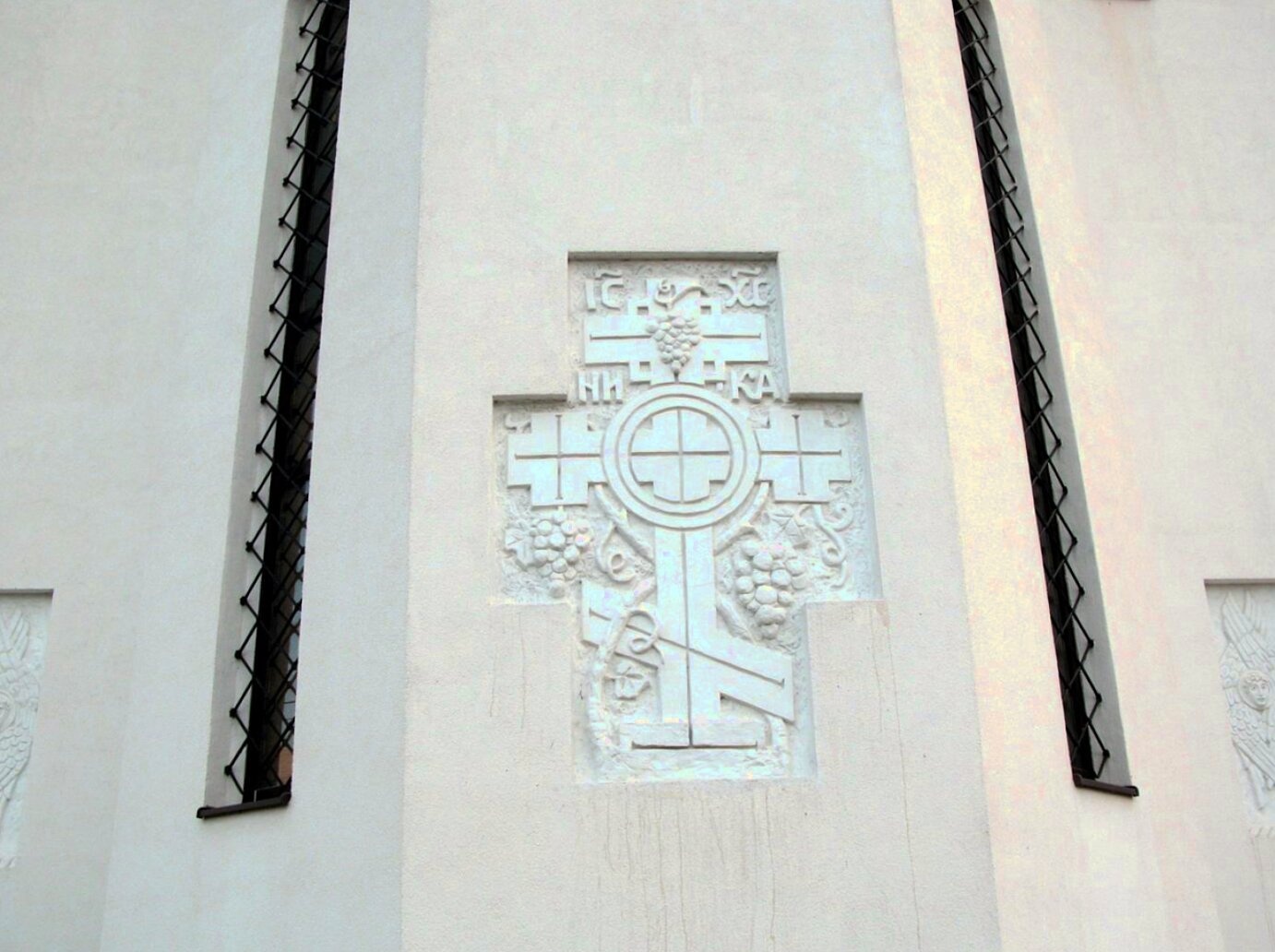 Рельефная композиция с крестом в Храме Преподобного Серафима Саровского