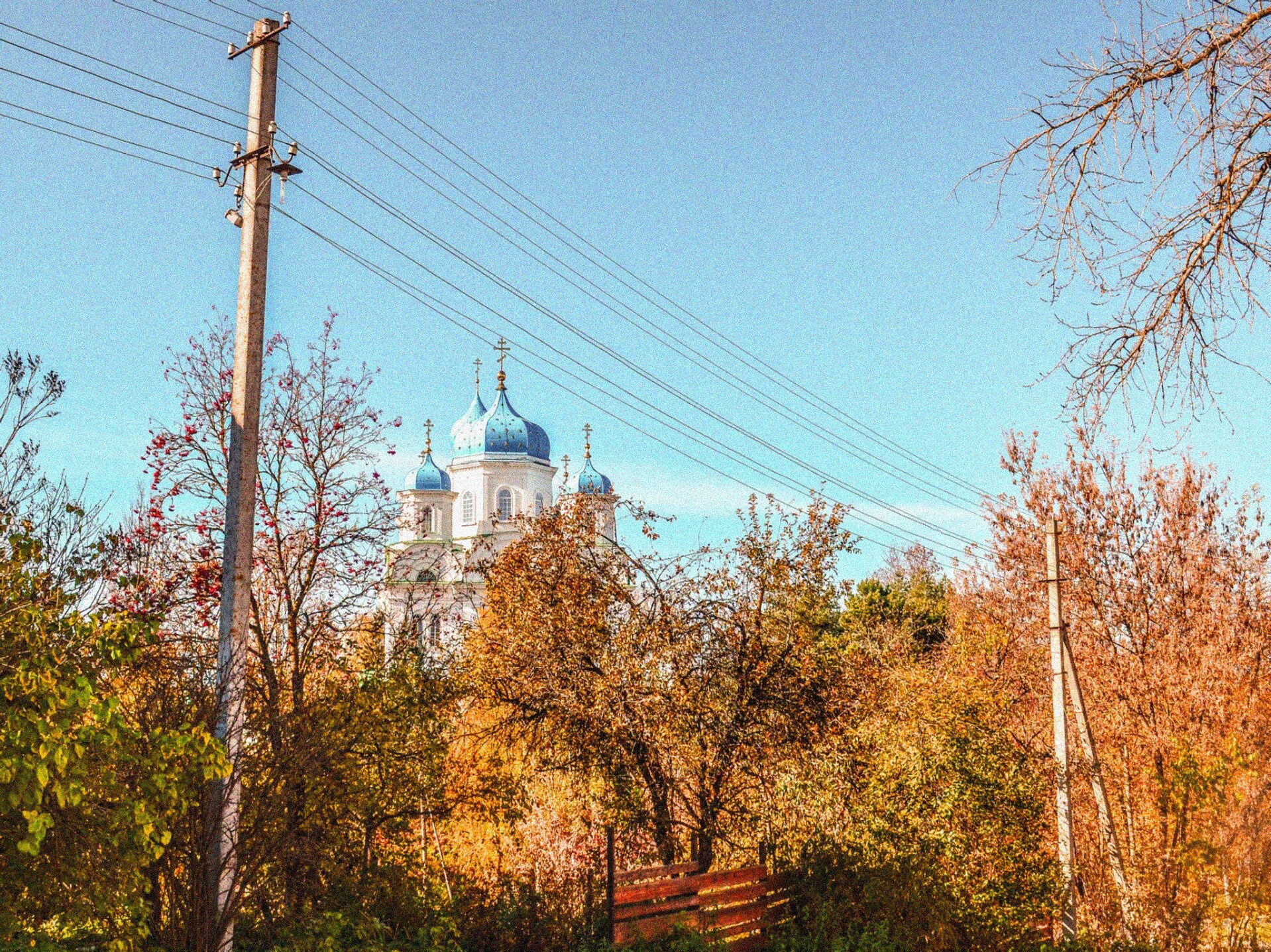 Церковь Михаила Архангела в Торжке - осенний вид
