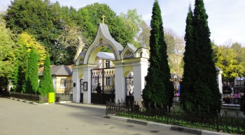 Вход на территорию храма преподобных Зосимы и Савватия в Гольянове