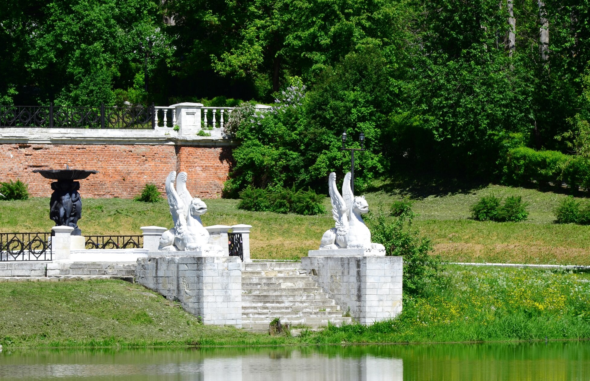Пристань усадьбы Марфино со скульптурами грифонов