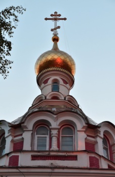 Купол и крест храма Святой Великомученицы Варвары в Казани