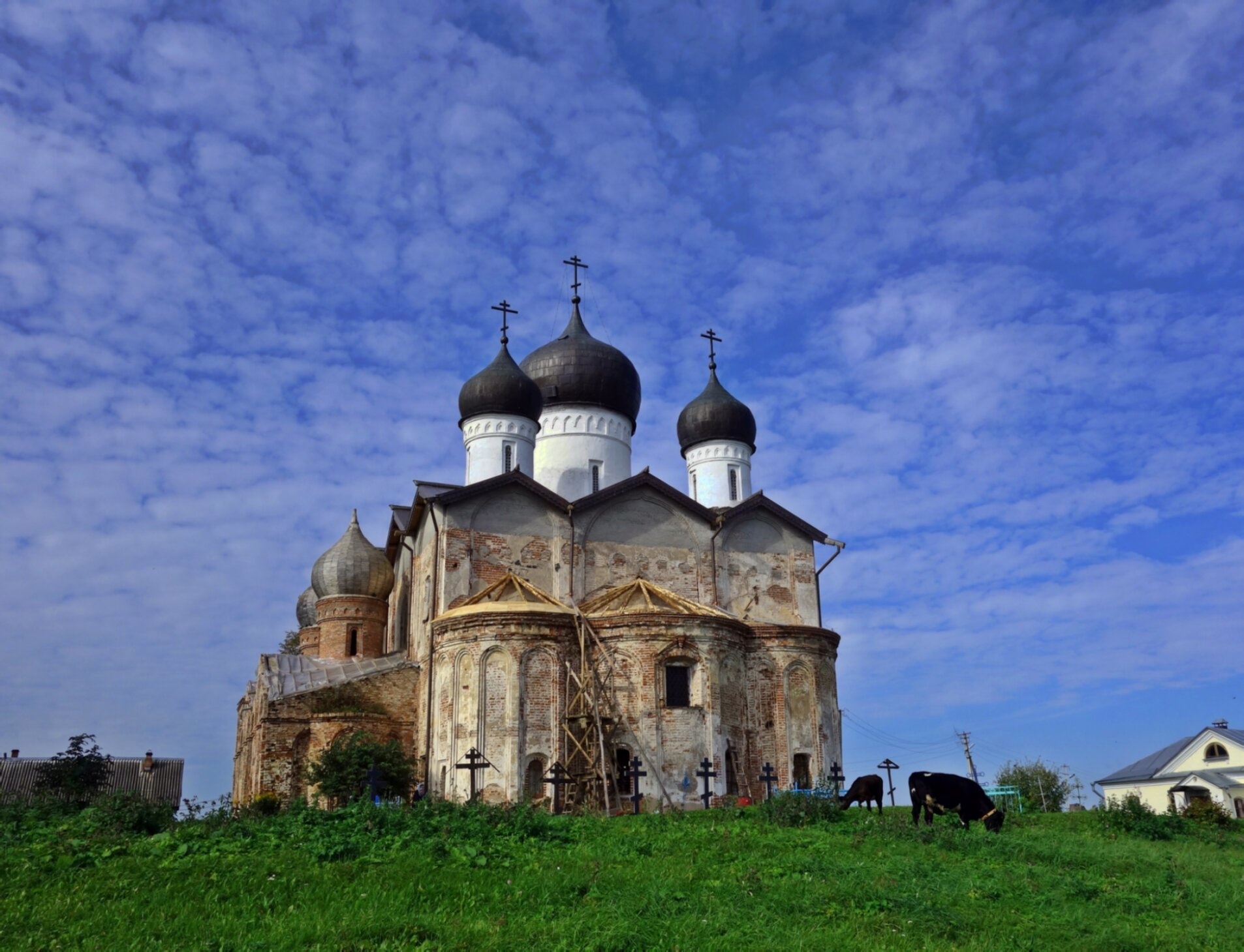 Свято-Троицкий Михайло-Клопский мужской монастырь на фотографии