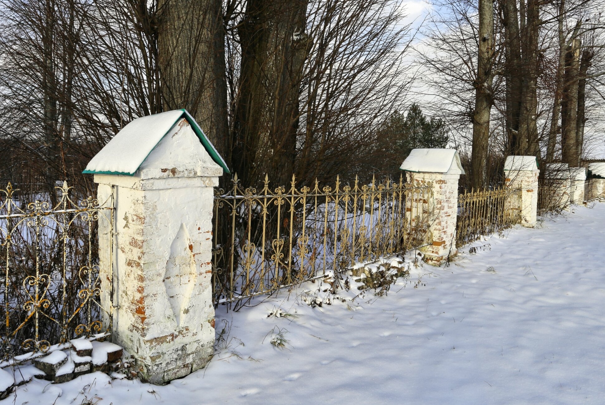 Ограда Георгиевской часовни в Седельницах