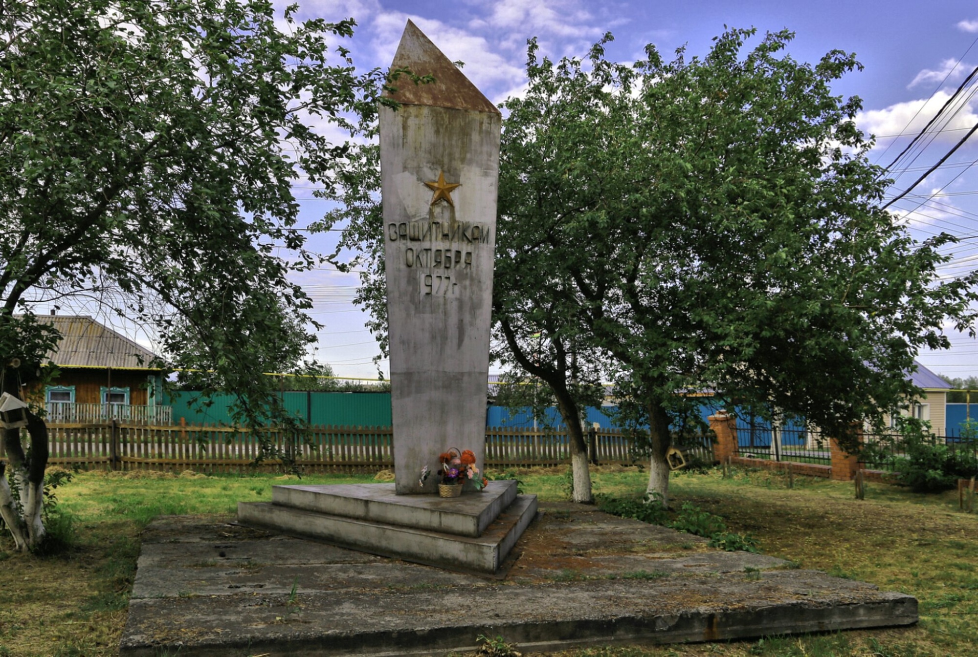 Памятник защитникам Октябрьской революции в деревне Хохлово