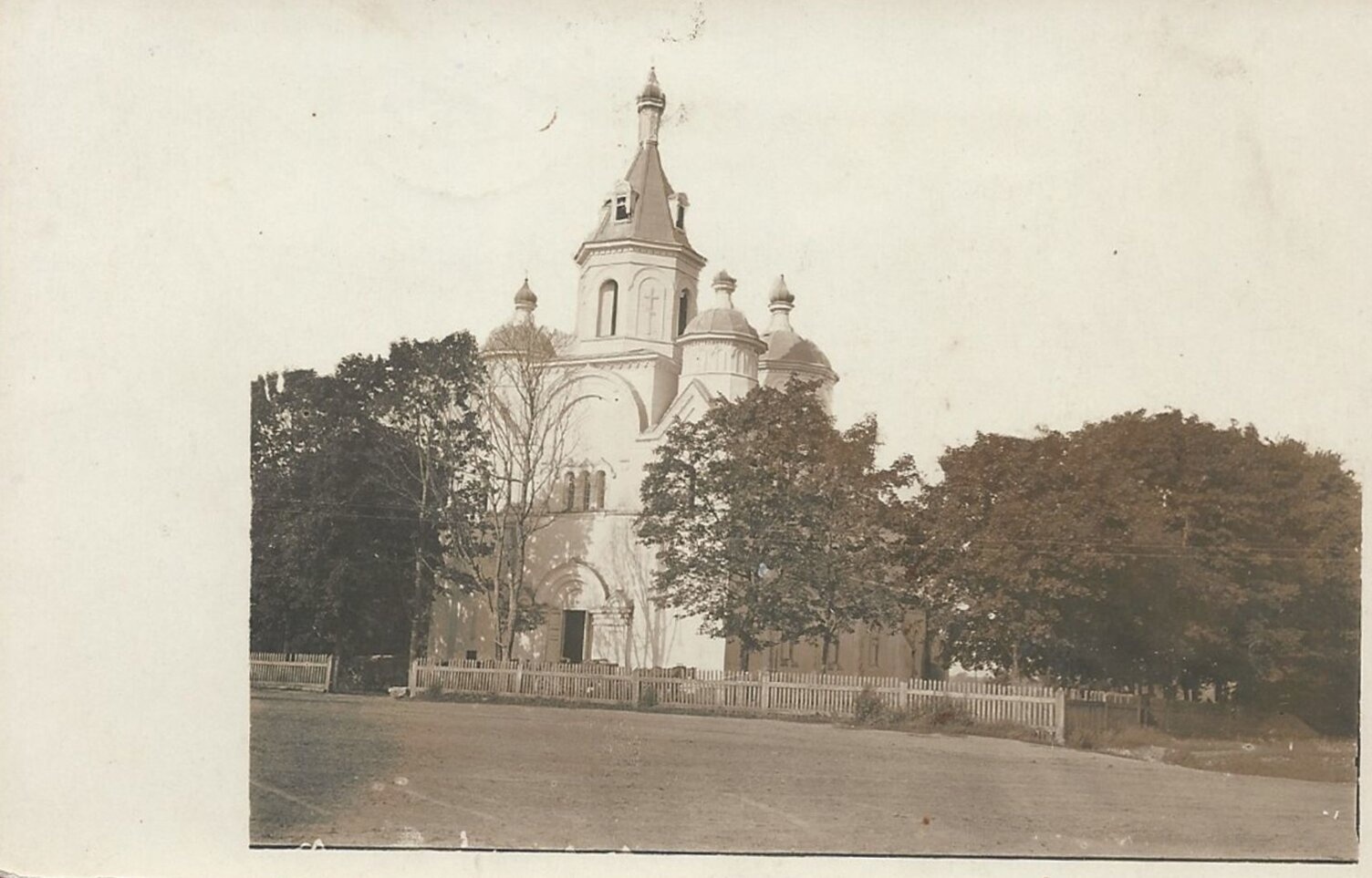 Церковь Покрова Пресвятой Богородицы в Кривошине на исторической фотографии 1916 года