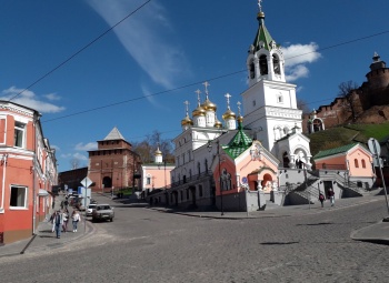 Церковь Рождества Иоанна Предтечи на фоне Нижегородского Кремля