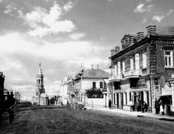 Вид старинной улицы в городе Алатырь с Казанской церковью