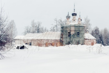 Церковь Рождества Христова в Устюжне — зимняя фотография с реставрационными работами
