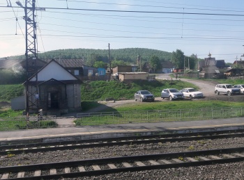 Вид на станцию Сулея и деревянную церковь из окна поезда
