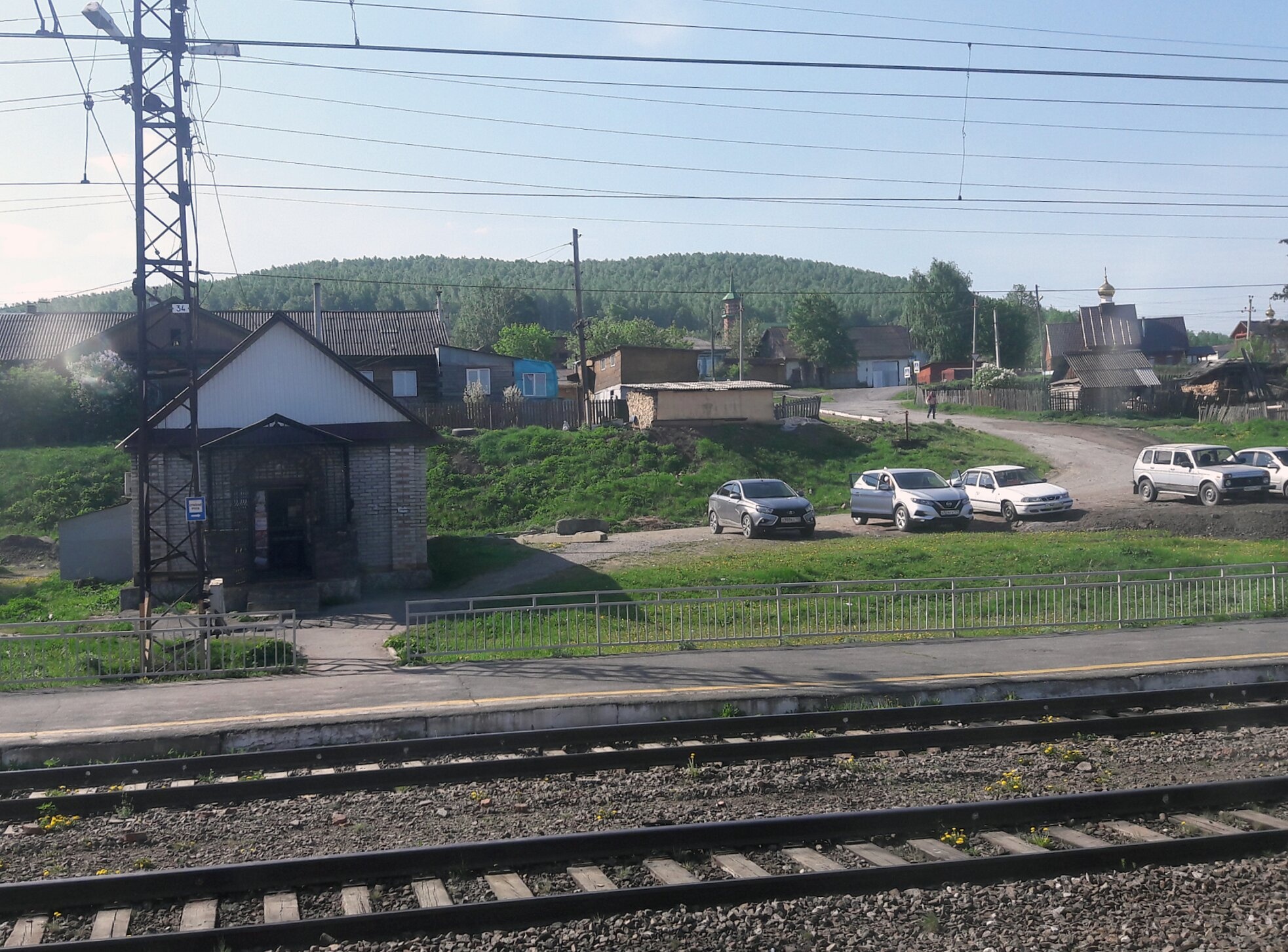 Вид на станцию Сулея и деревянную церковь из окна поезда