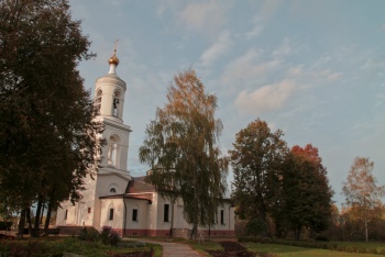 Церковь Похвалы Пресвятой Богородицы в Ратмино - осенняя фотография