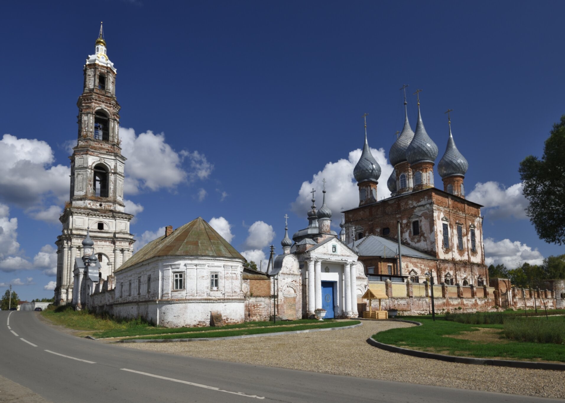 Храмовый комплекс в селе Васильевское - Троицкая церковь с колокольней