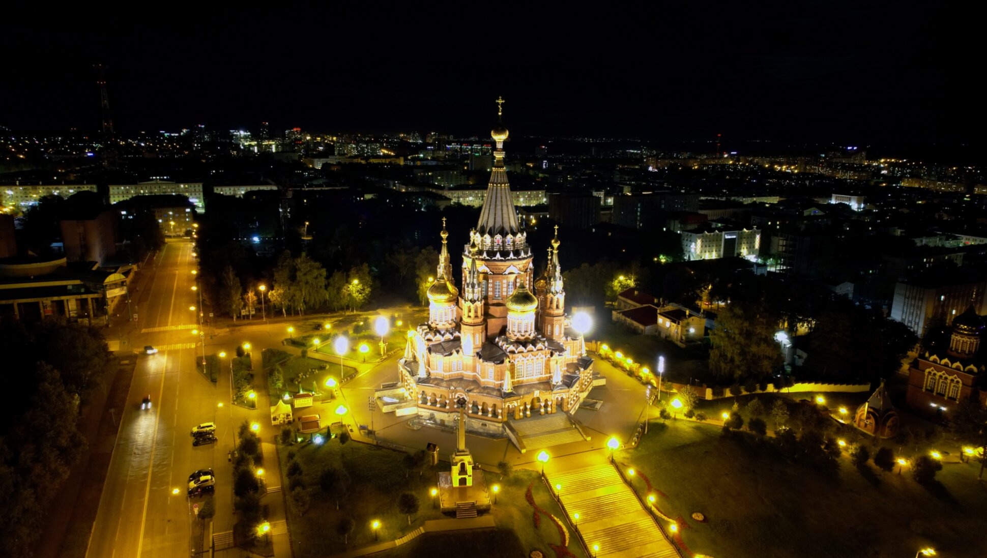 Михаило-Архангельский кафедральный собор в Ижевске в ночной подсветке