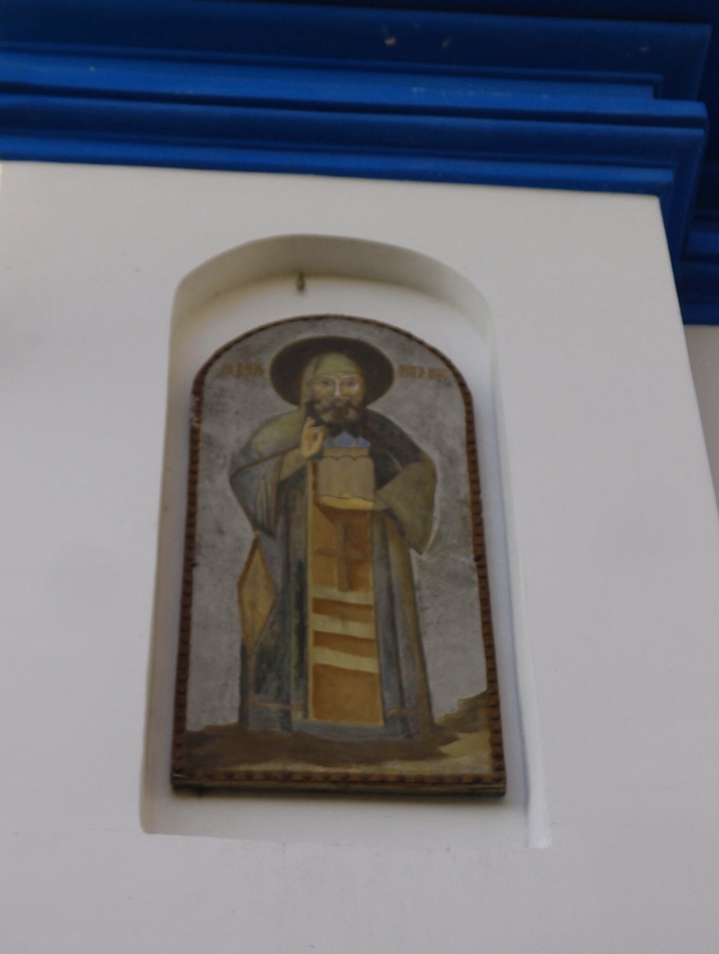 Икона святого преподобного на фасаде Успенской церкви в Обухово