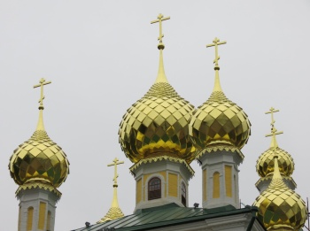 Золотые купола Воскресенской церкви в Плёсе