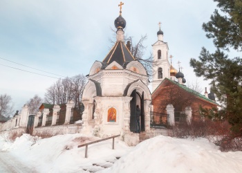 Храм Воздвижения Креста Господня в Свердлово - зимняя фотография