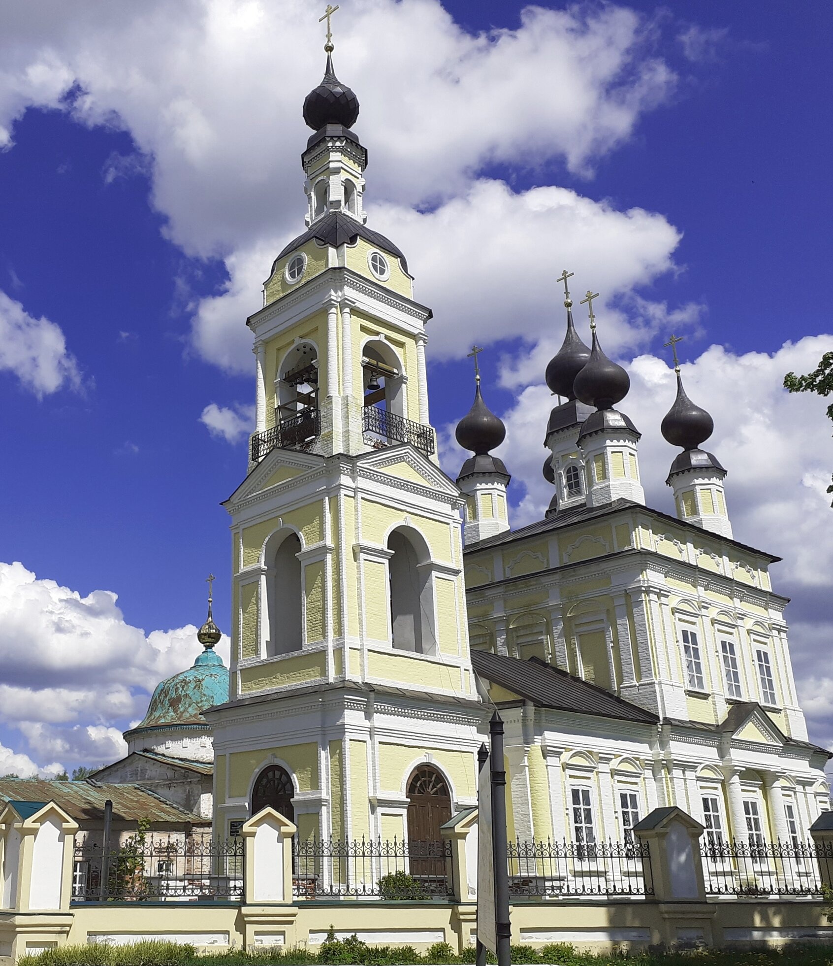 Троицкая церковь в Плёсе - православный храм на Волге