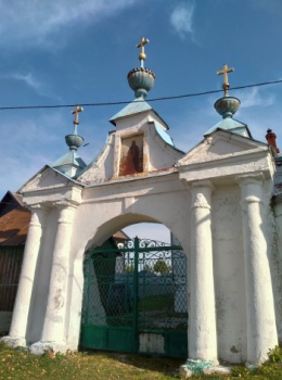 Святые ворота церкви Алексия человека Божия в селе Новоалексеевка