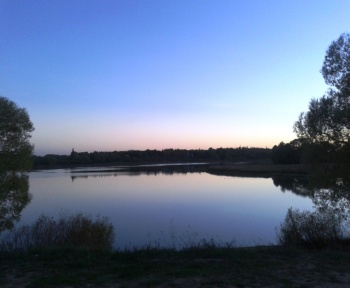 Вид на Свято-Юрьев монастырь с озера Мячино на закате