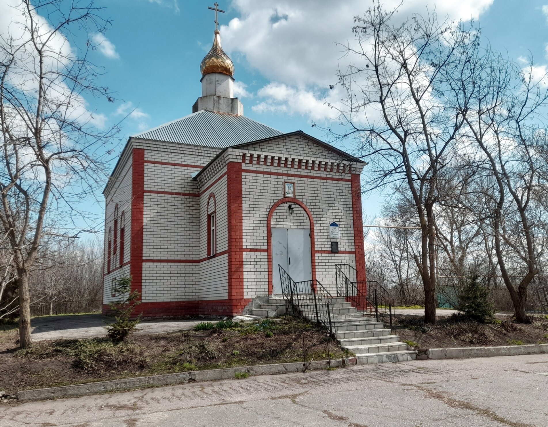 Храм во имя святого Архангела Михаила в селе Казачка