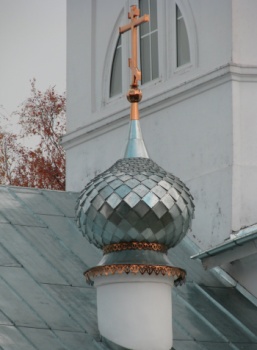 Купол и крест Храма Покрова Пресвятой Богородицы в селе Милюково