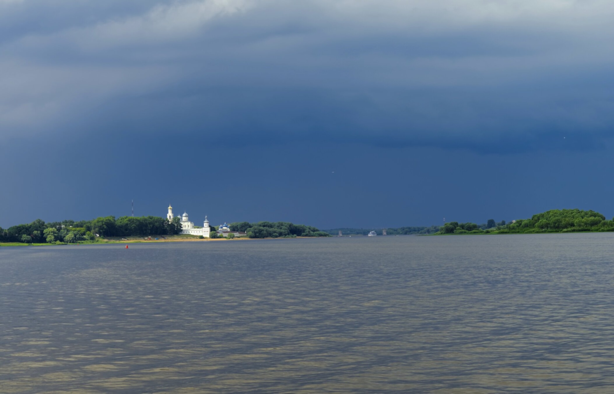 Вид на Свято-Юрьев монастырь с реки Волхов