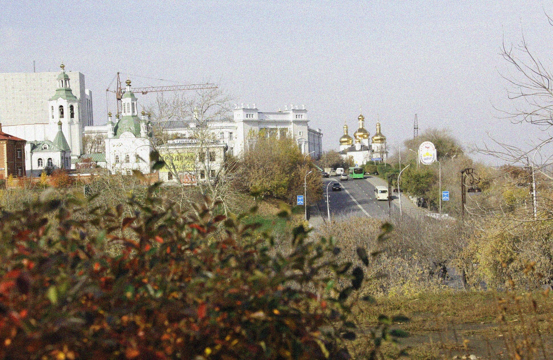 Вид на Крестовоздвиженскую церковь и исторический центр Тюмени