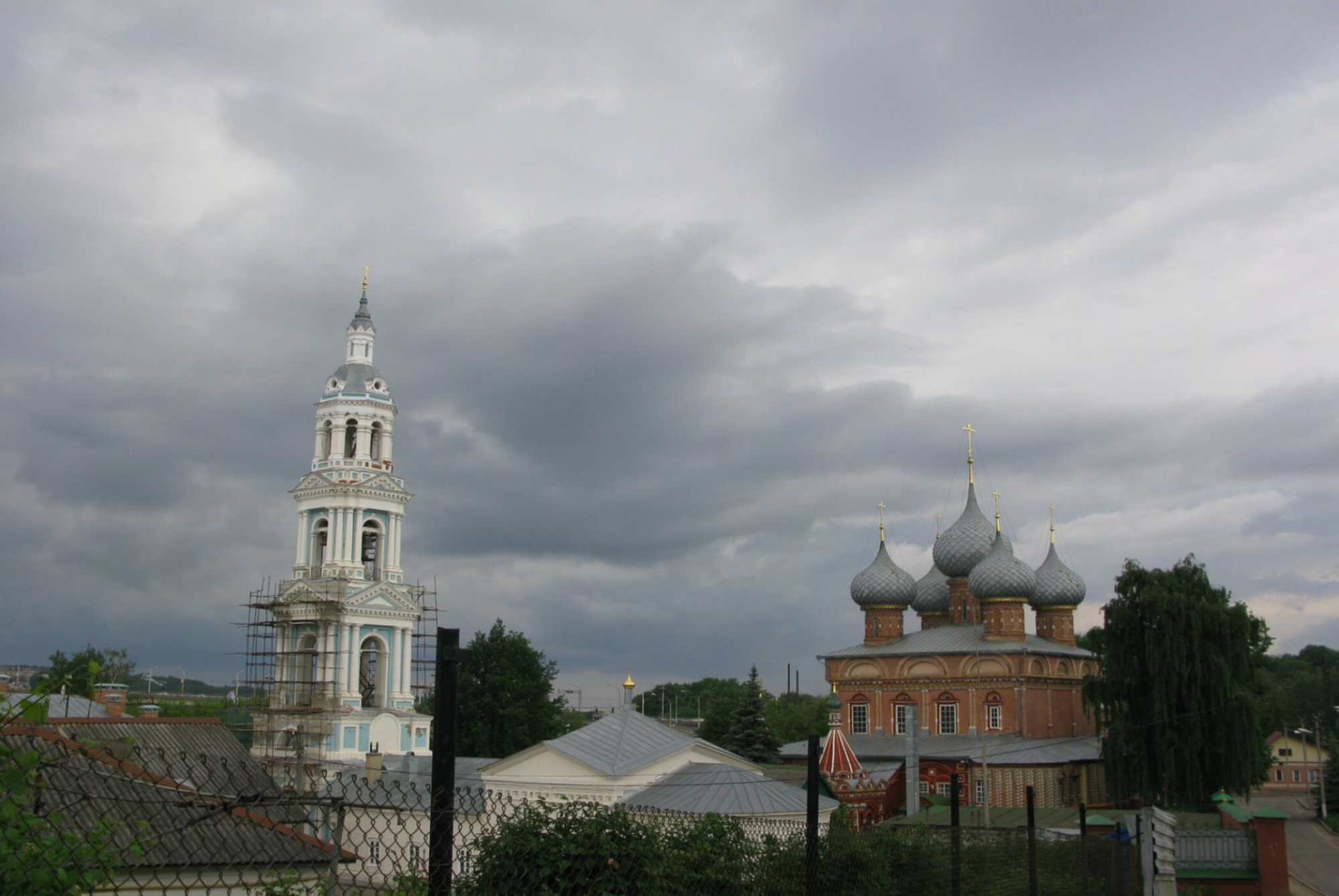 Знаменский монастырь и церковь Воскресения Христова на Дебре в Костроме