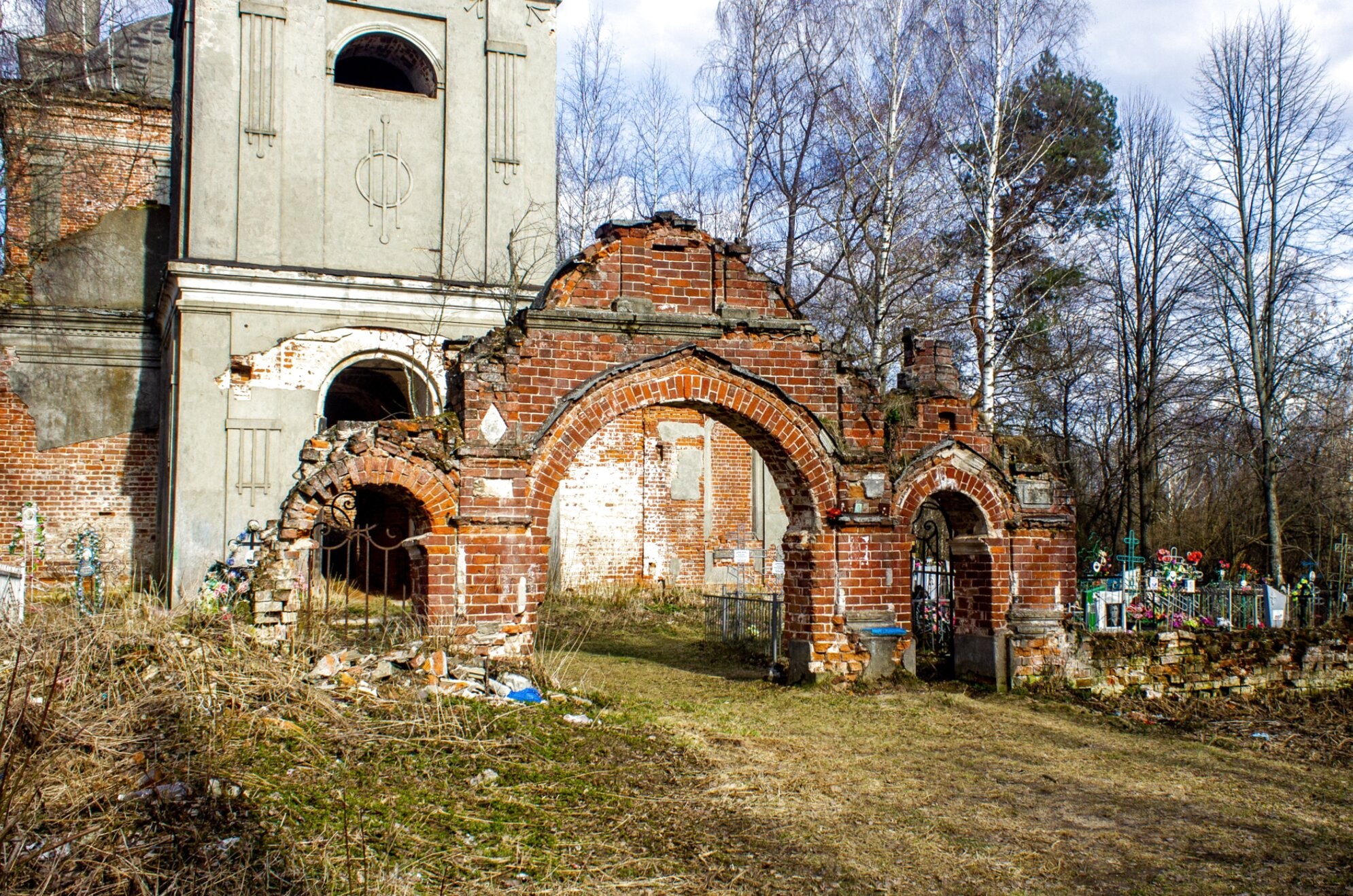 Руины Спасо-Преображенской церкви в селе Сухаренки