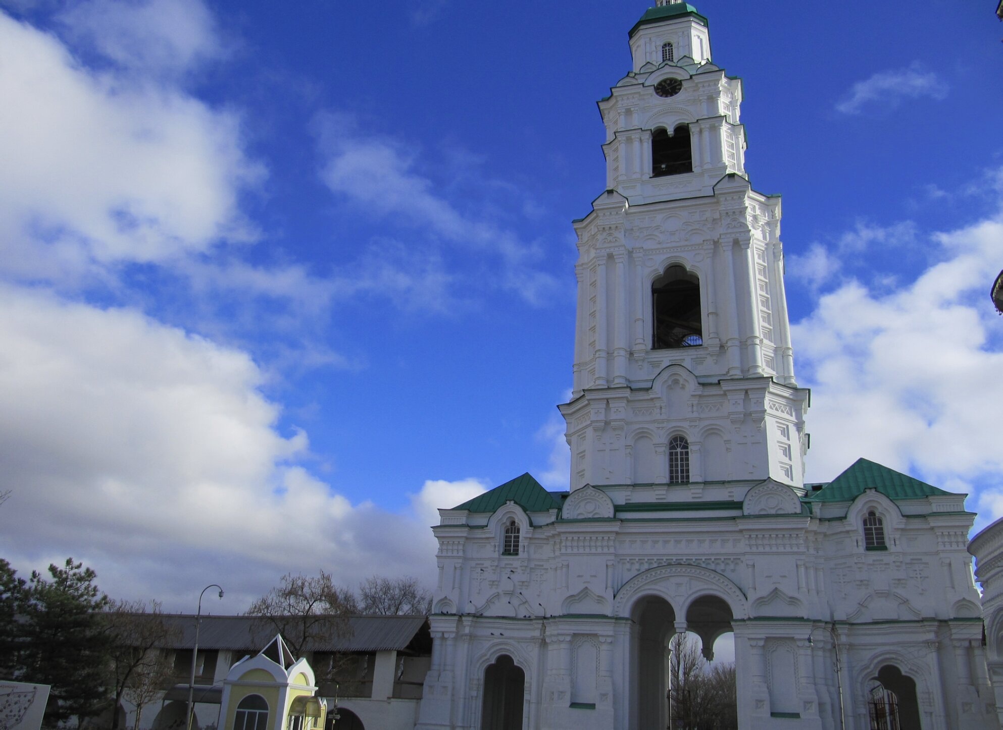 Пречистенская надвратная колокольня Астраханского кремля