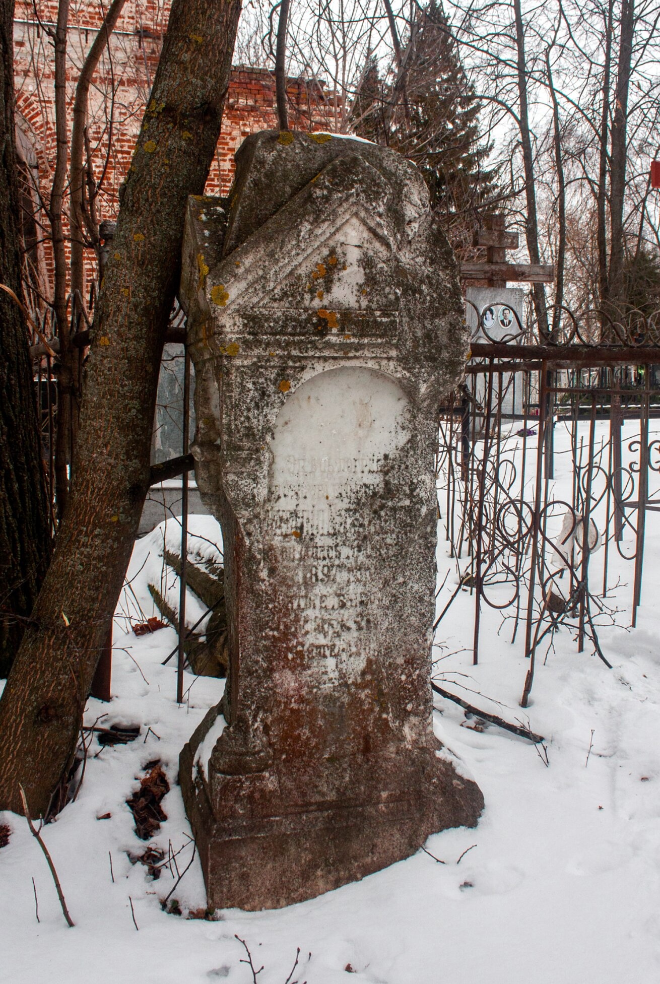 Старинное надгробие на территории Троицкой церкви в Большом Мурашкино