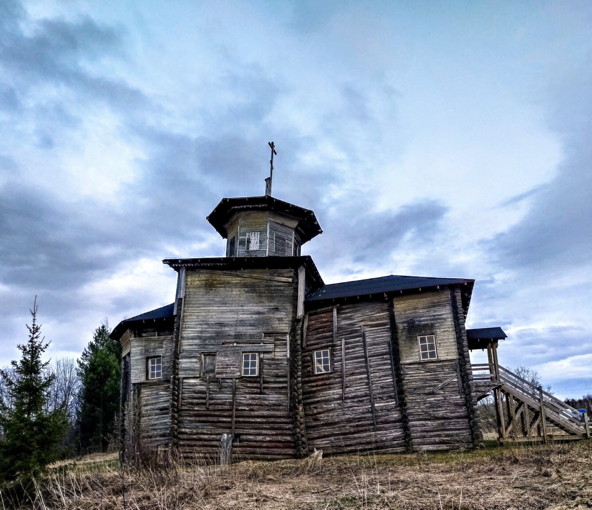 Покровская церковь в Усть-Ваеньге - памятник деревянной архитектуры