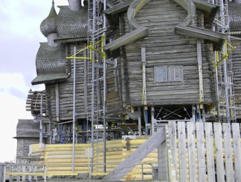 Преображенская церковь в Кижах: фотодокумент масштабной реставрации памятника деревянного зодчества