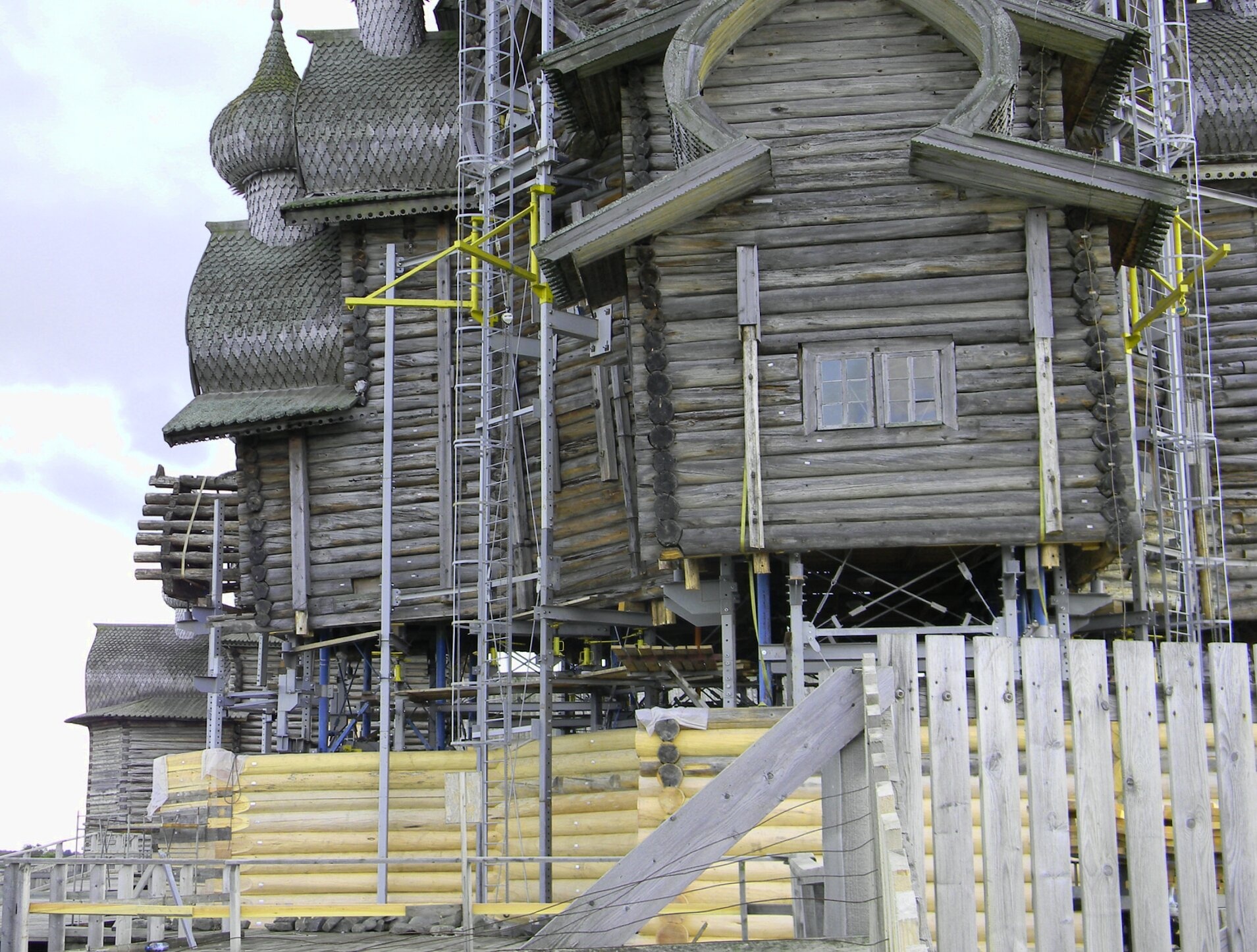 Преображенская церковь в Кижах: фотодокумент масштабной реставрации памятника деревянного зодчества