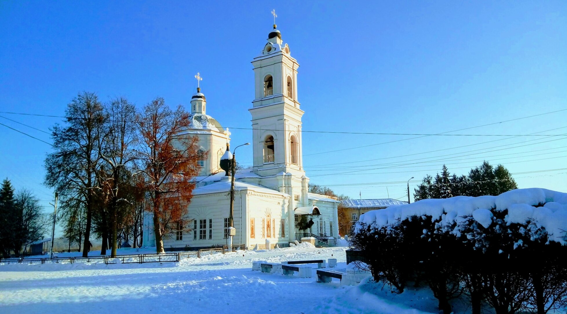 Храм Святых Апостолов Петра и Павла в Тарусе зимой