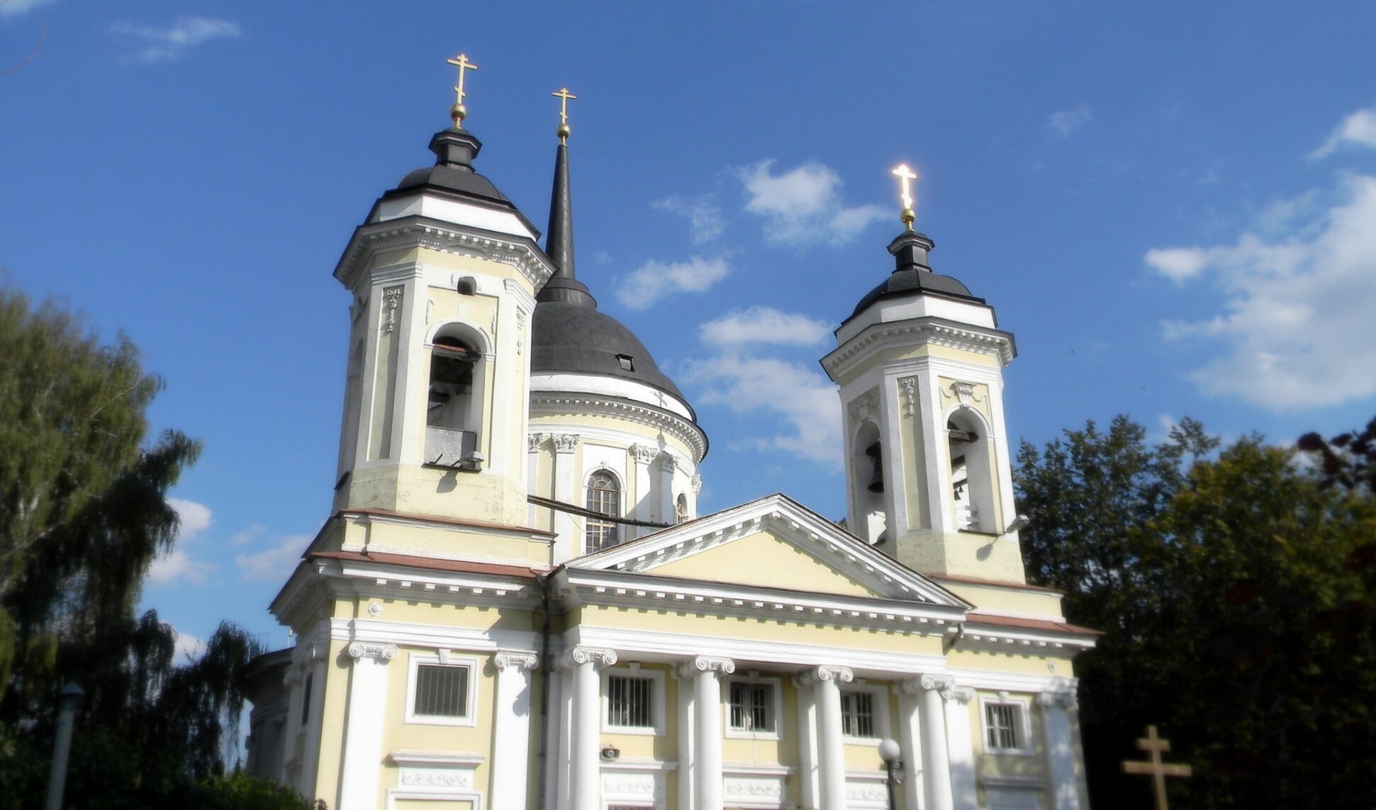 Храм Преображения Господня в усадьбе Пехра-Яковлевское