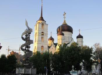 Благовещенский кафедральный собор и памятник «Слава советской науке» в Воронеже