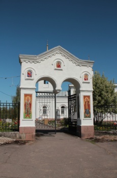 Святые ворота храма Архангела Михаила в деревне Сижно