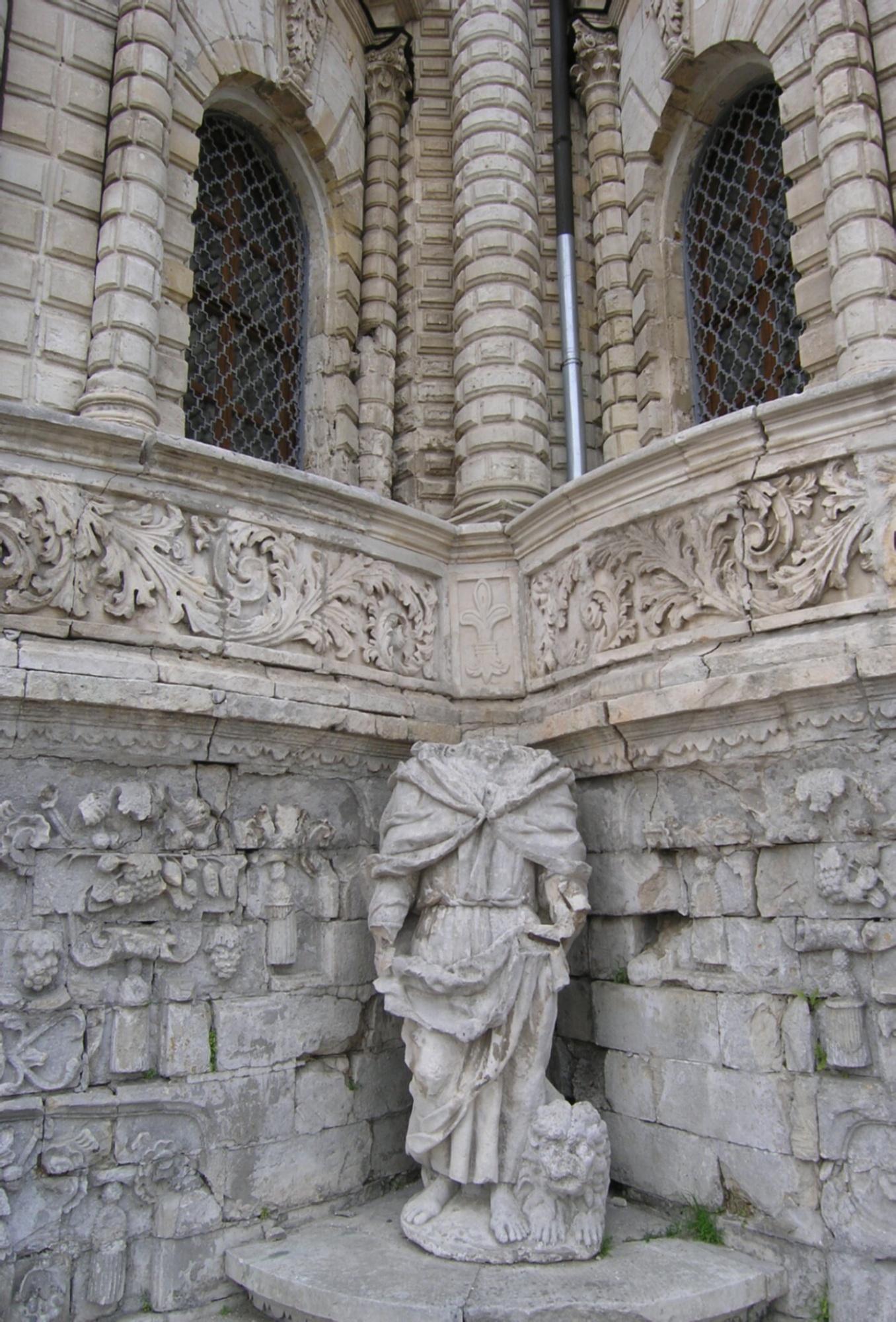 Фрагмент декора Знаменской церкви в Дубровицах: статуя евангелиста Марка