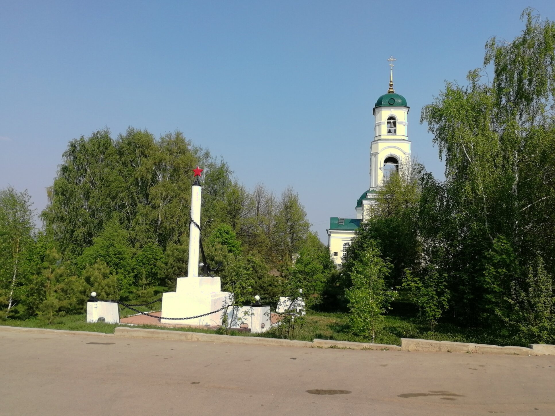 Никольский храм и мемориал Великой Отечественной войны в Вятских Полянах