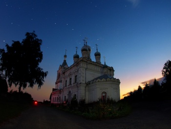 Покровский храм в Жестылево: ночной вид