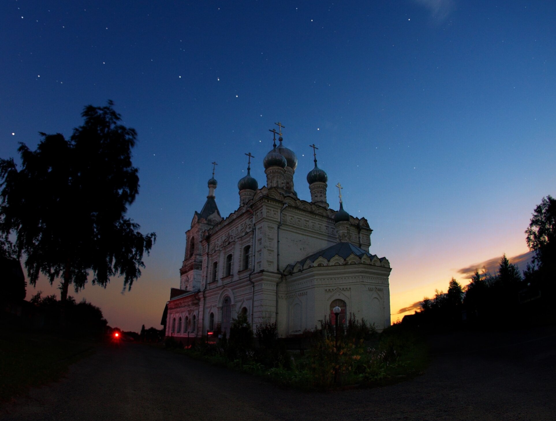 Покровский храм в Жестылево: ночной вид