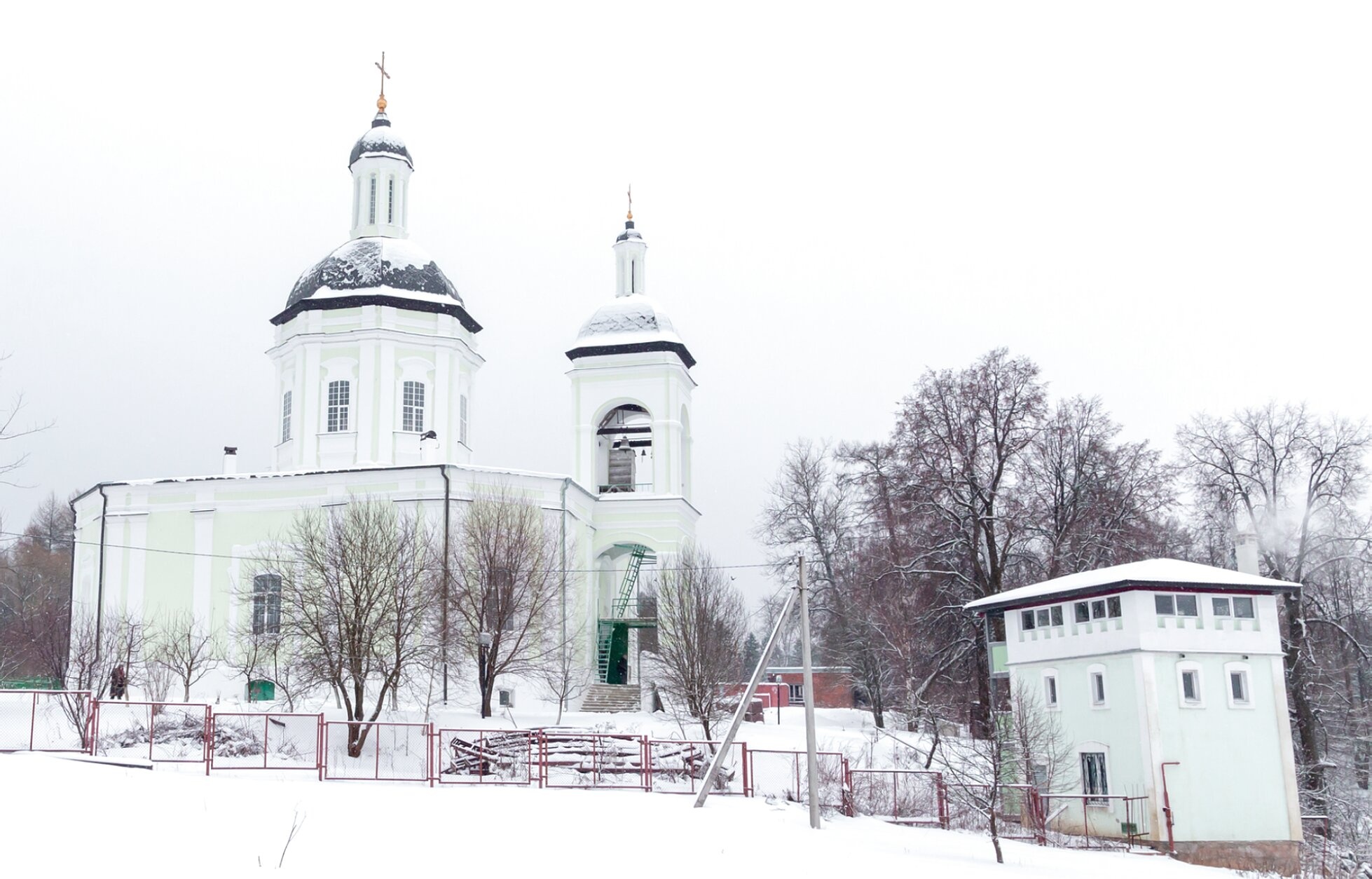 Храм Живоначальной Троицы в селе Ельдигино зимой