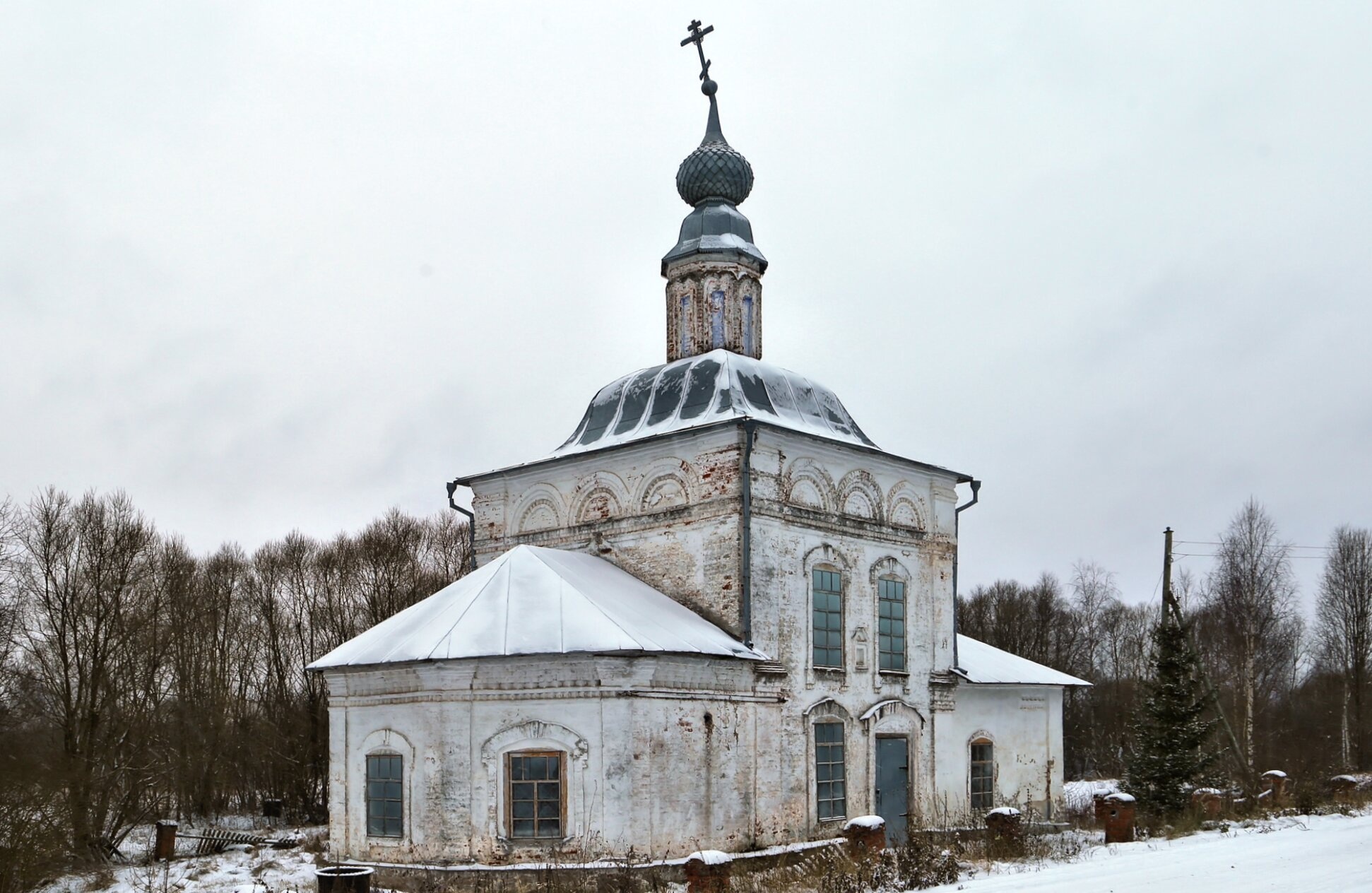 Церковь Михаила Архангела в селе Архангел зимой