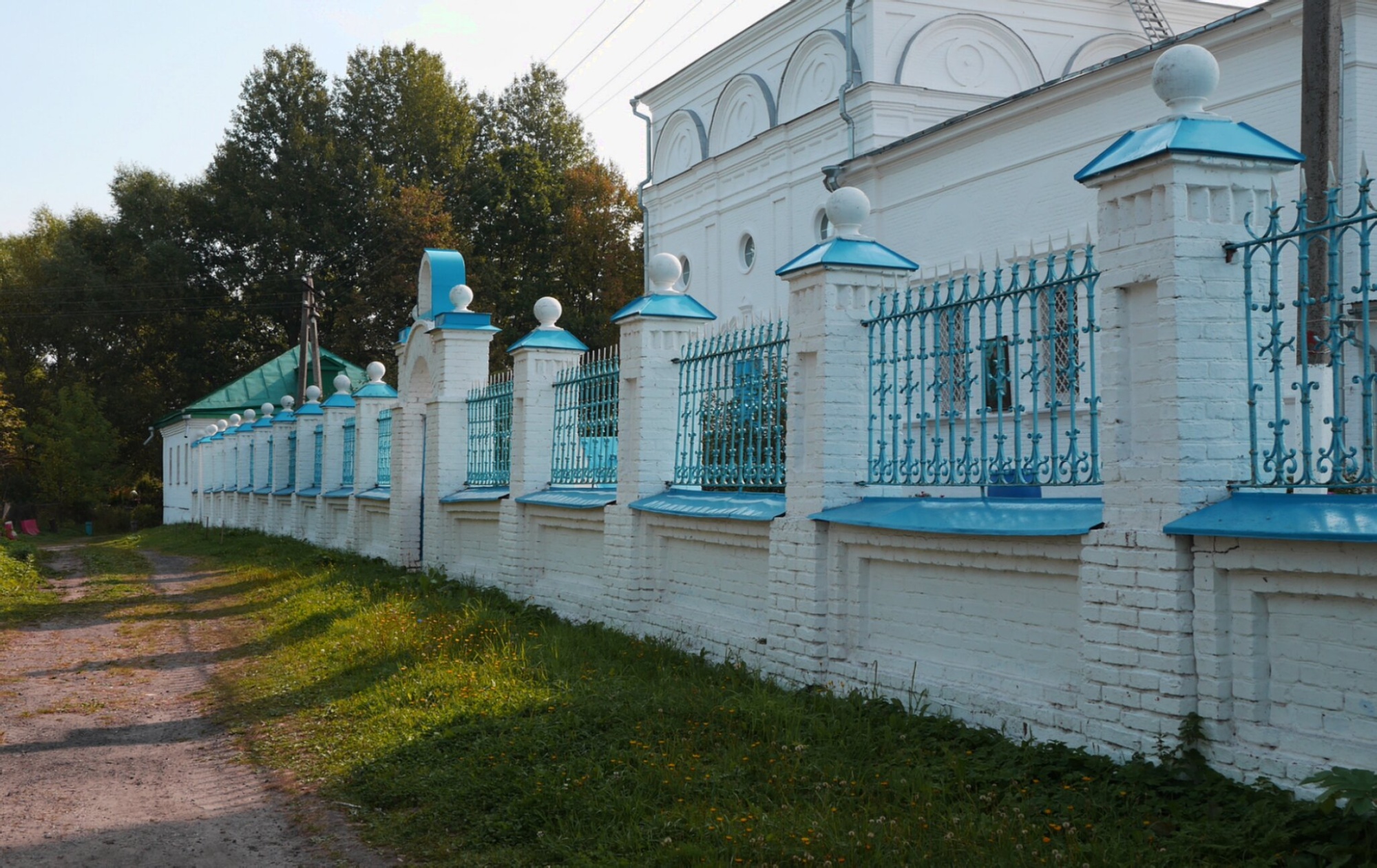 Церковная ограда храма Покрова Пресвятой Богородицы в селе Воскресенки