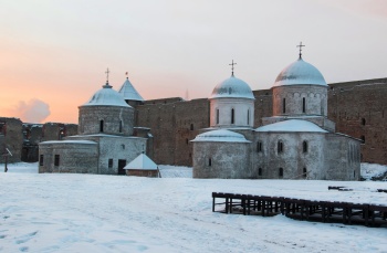 Зимний вид Ивангородской крепости с Церковью Святителя Николая Чудотворца