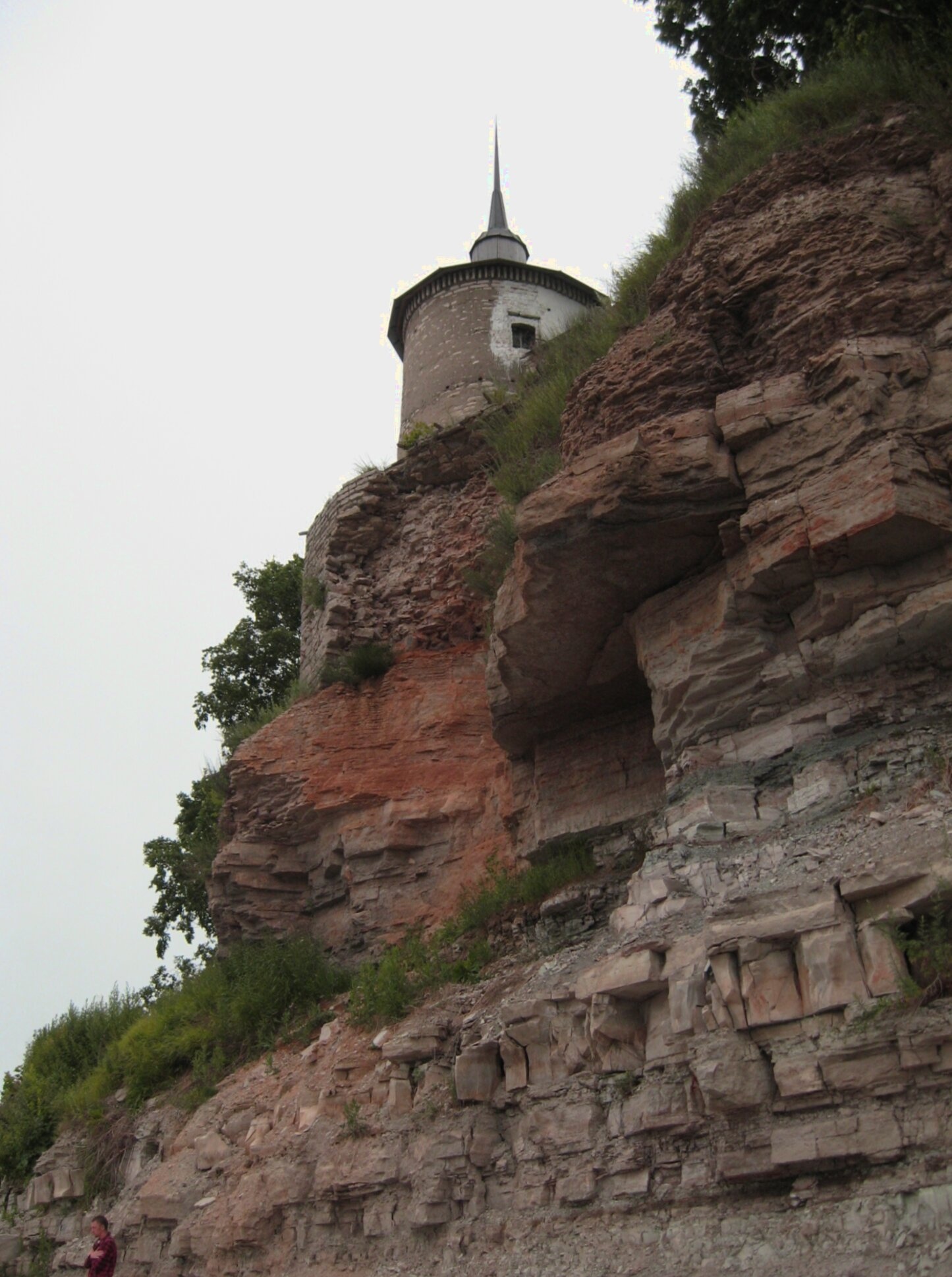 Снетогорский монастырь — древняя обитель на высоком берегу реки Великой