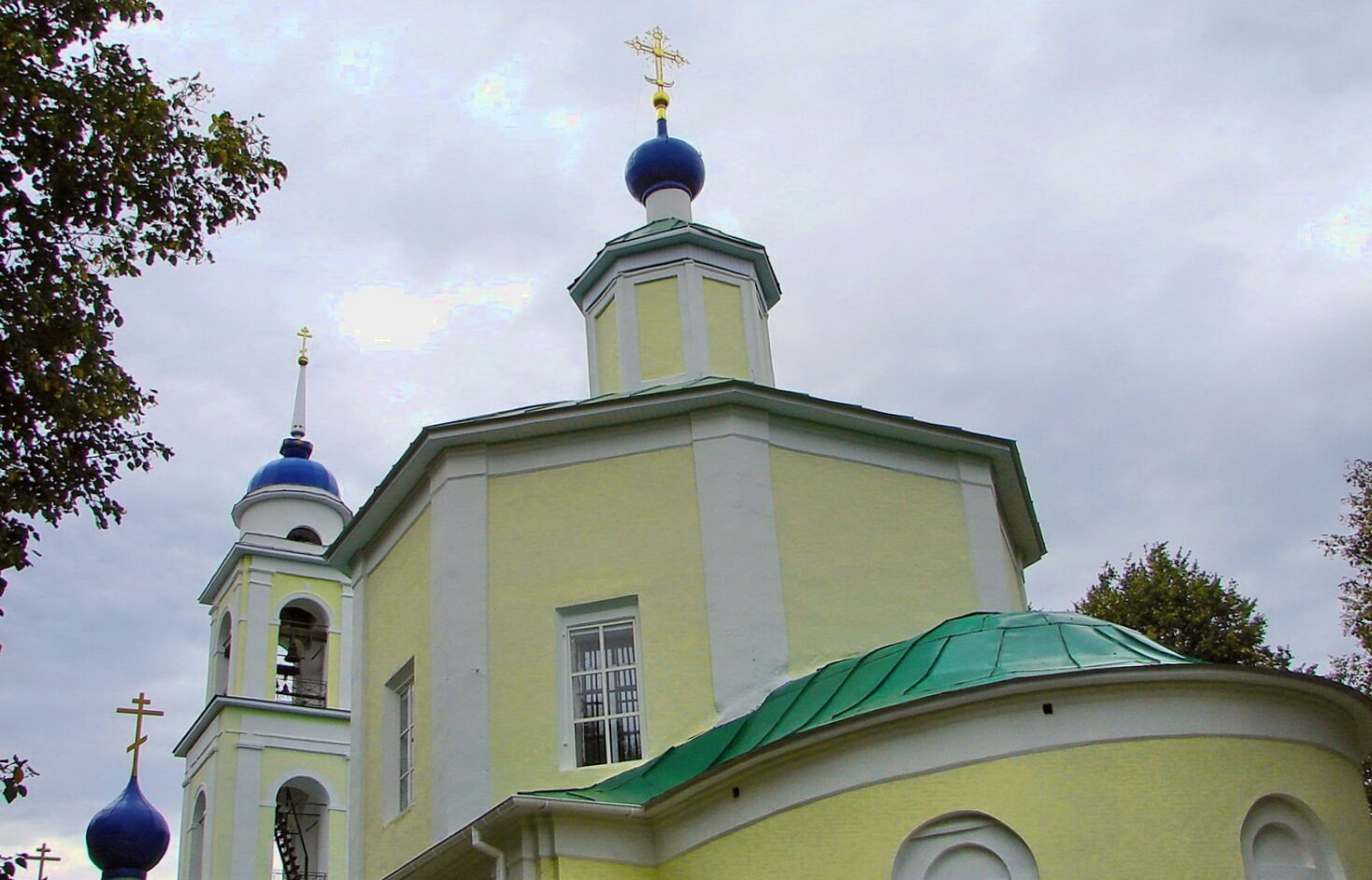Храм Святых Апостолов Петра и Павла в селе Лужки